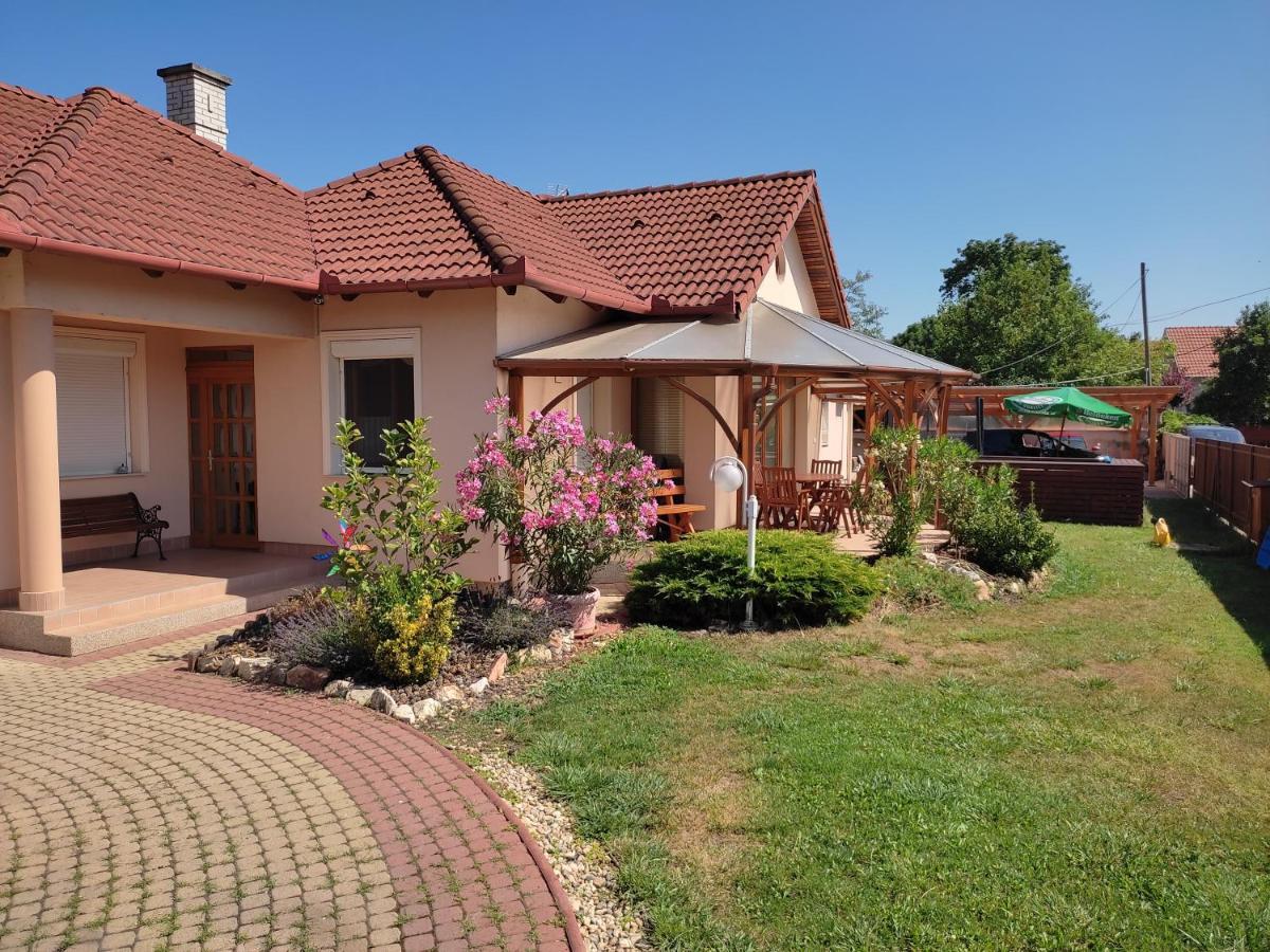 Hajdúszoboszló Aqua Azur Apartman מראה חיצוני תמונה